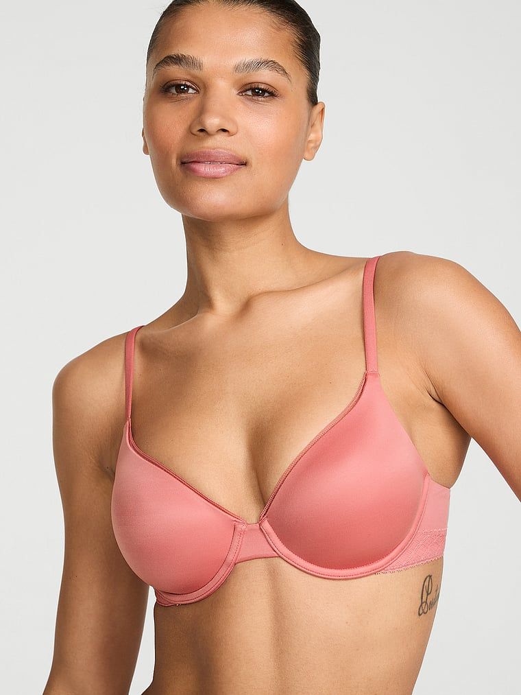 Mírně vycpávaná podprsenka s pevně zabudovanými košíčky a krajkovými vložkami. Produkt je růžové barvy a pochází z kolekce Body by Victoria.