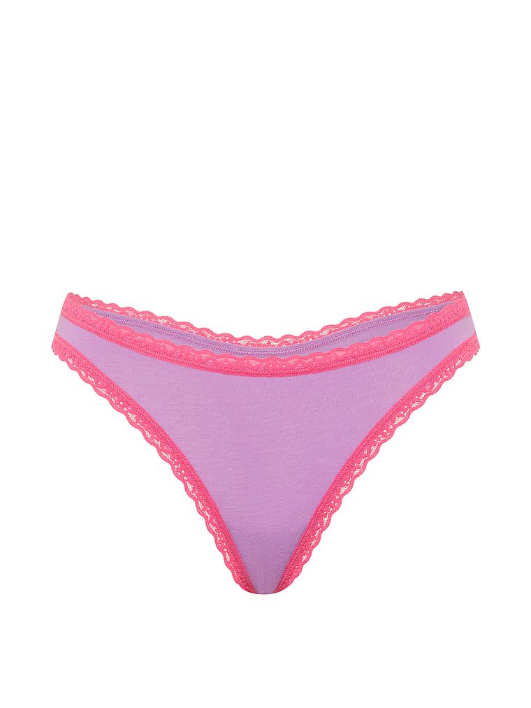 Bavlněné tanga s krajkou na okrajích Lace-Waist. Produkt je fialové barvy a pochází z kolekce Lace Trim.