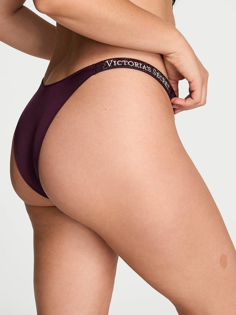 Brazilské kalhotky s pruhy Shine Strap. Produkt je fialové barvy a pochází z kolekce Very Sexy.