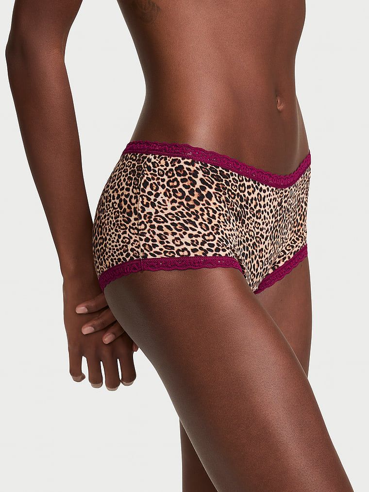 Bavlněné kraťasy s krajkou na okrajích, krajkové šortky s lemováním Boyshort. Produkt má vzorovanou barvu a pochází z kolekce Lace Trim.