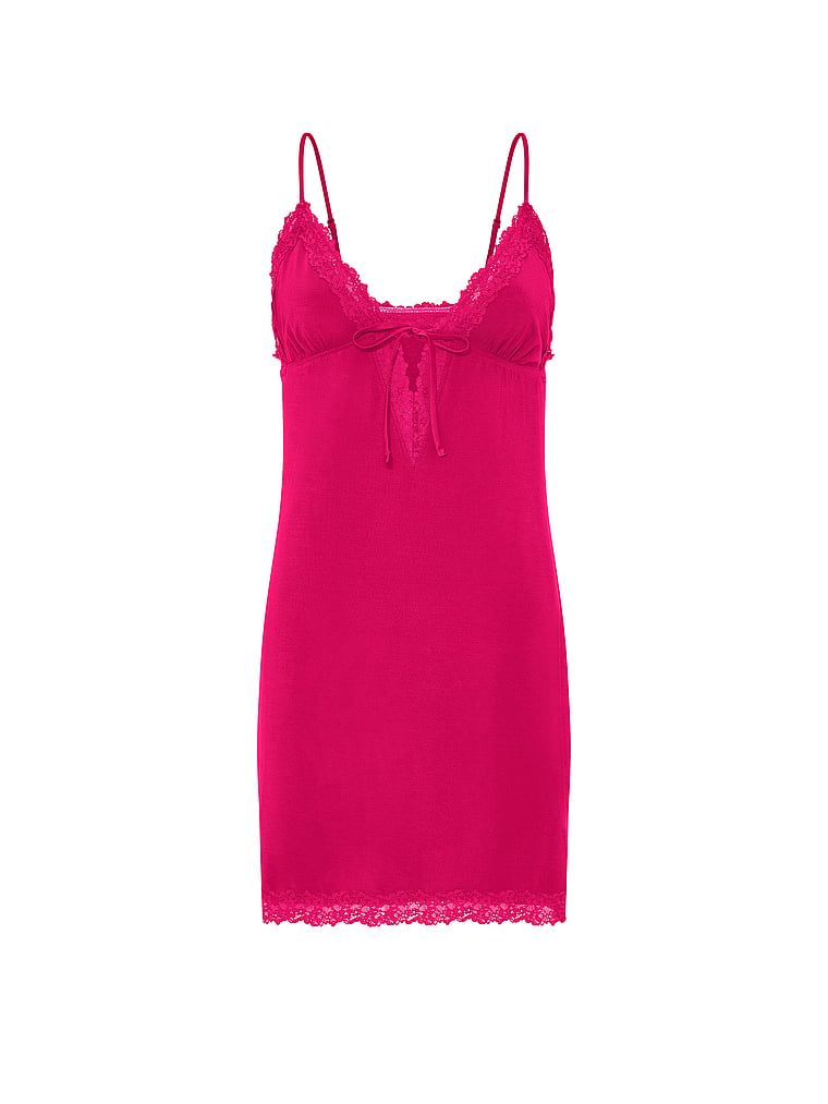 Noční košile vyrobená ze SoSoft modalu. Produkt je růžové barvy a pochází z kolekce Victoria's Secret.