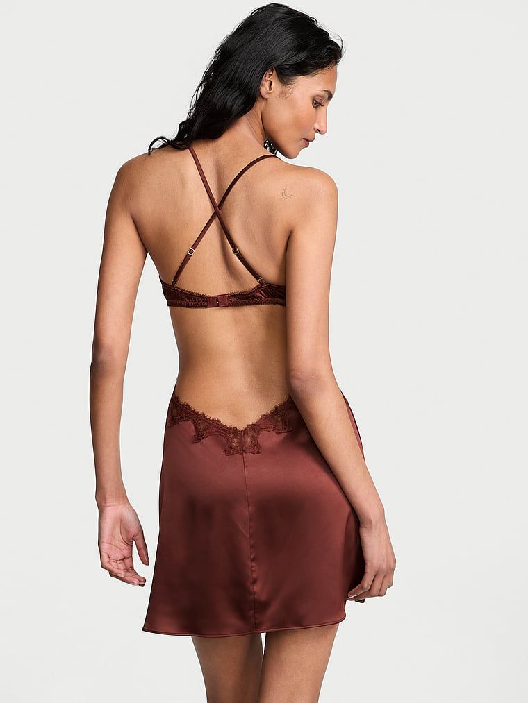 Satónová noční košile s výstřihem. Produkt je červené barvy a pochází z kolekce Very Sexy.