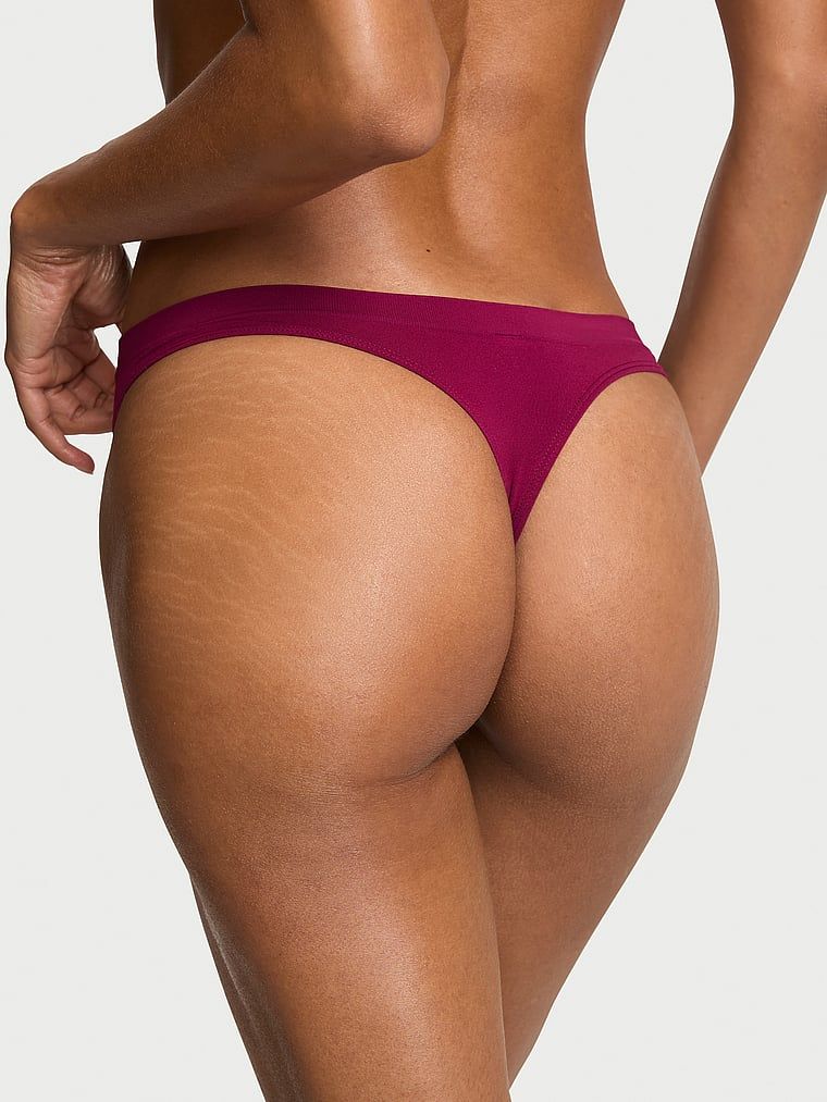 Bezešvá tanga s lesklým logem Sparkle. Produkt má růžovou barvu a pochází z kolekce Bezešvé.