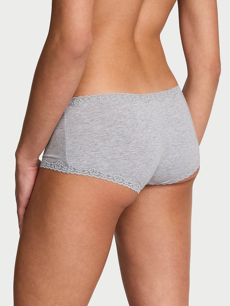 Bavlněné kraťasy s krajkou na okrajích, krajkové šortky s lemováním Boyshort. Produkt je šedé barvy a pochází z kolekce Lace Trim.