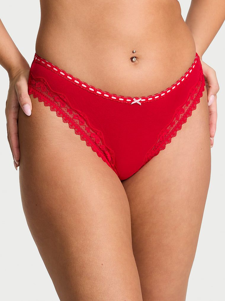 Bavlněné tanga s motlou s krajkou a lemem. Produkt je červené barvy a pochází z kolekce Lace Trim.