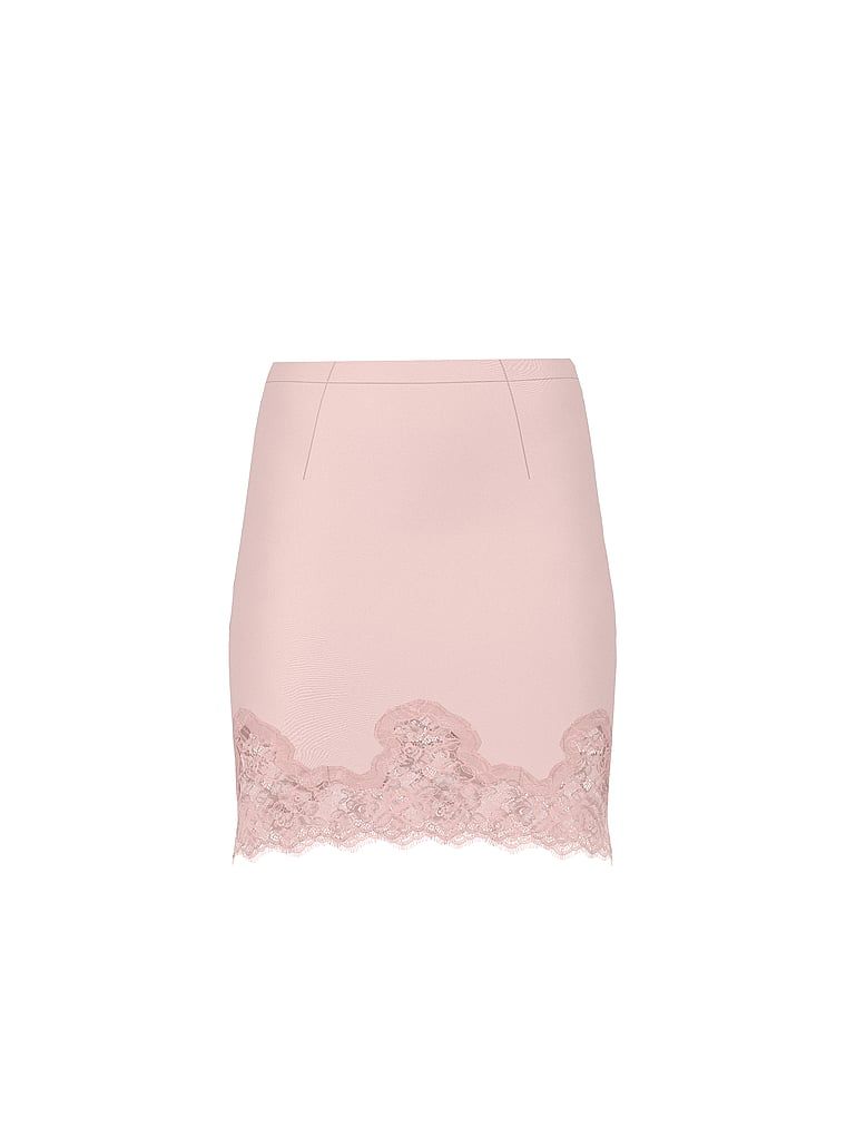 Satěnová sukně zakončená krajkou. Produkt je růžové barvy a pochází z kolekce Dream Angels.