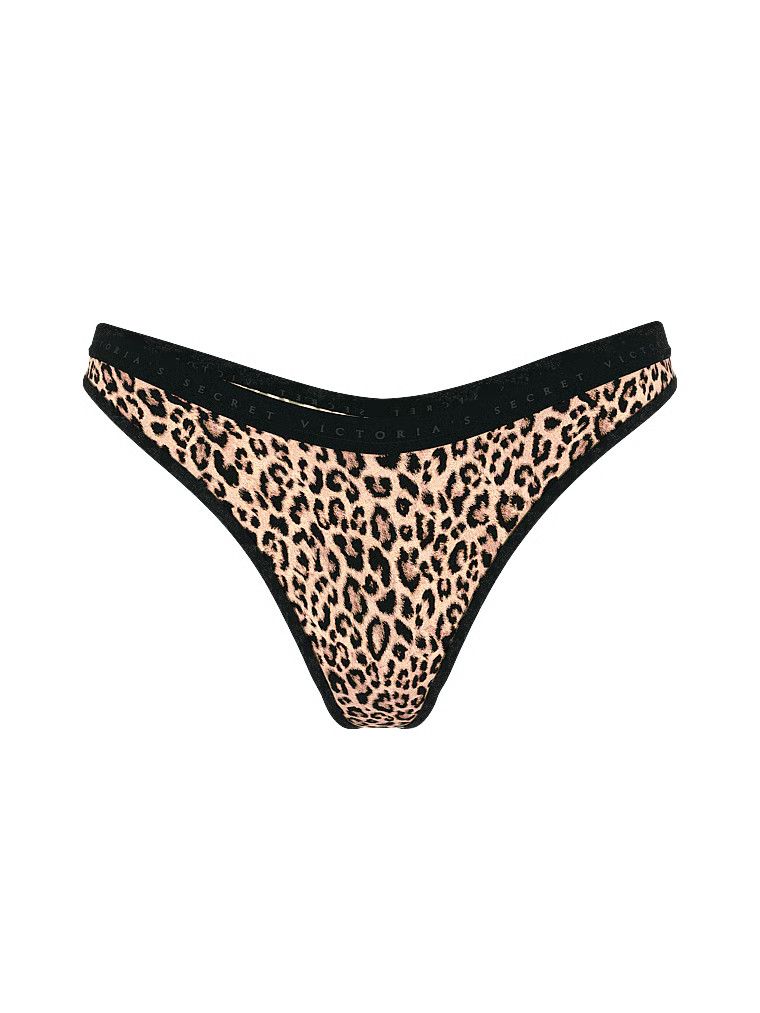 Bavlněná tanga s vysokými nohavicemi Scoop. Produkt je vzorovaný a pochází z kolekce Body by Victoria.