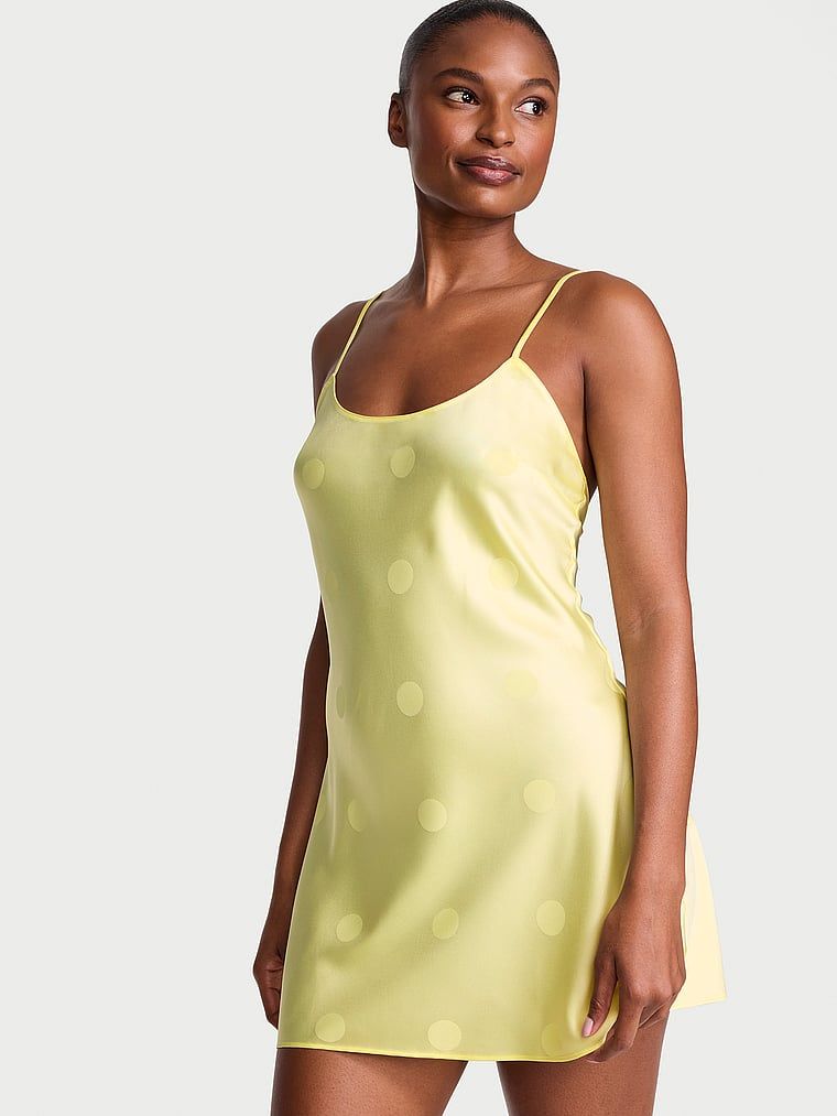 Podpisová saténová noční košile Slip. Produkt je žluté barvy a pochází z kolekce Victoria's Secret.