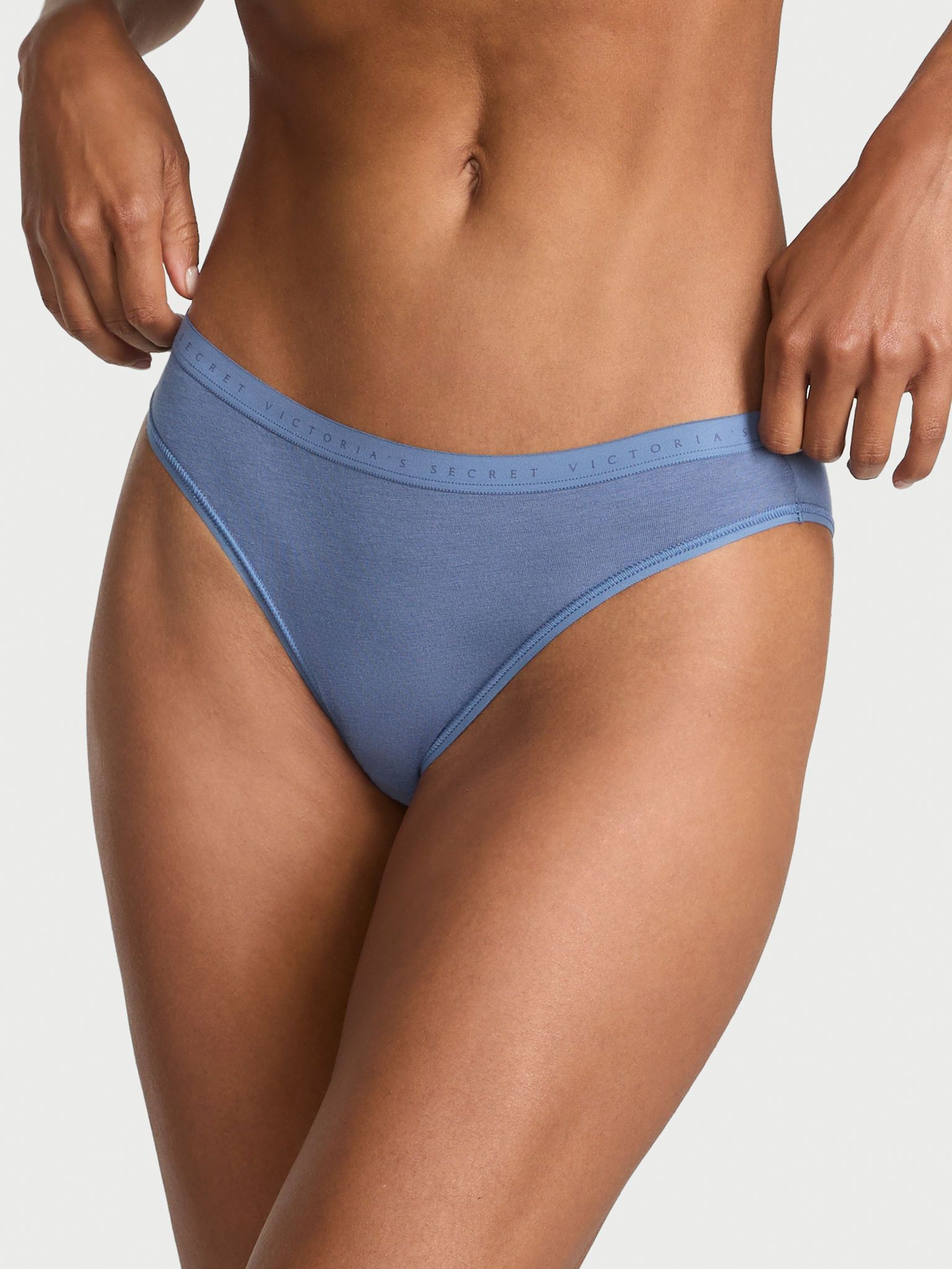 Bavlněné bikiny kalhotky. Produkt je modrý a pochází z kolekce Victoria's Secret.