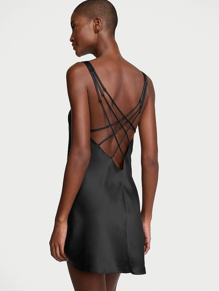 Saténová noční košile se saténovými ramínky. Produkt je černý a pochází z kolekce Victoria's Secret.