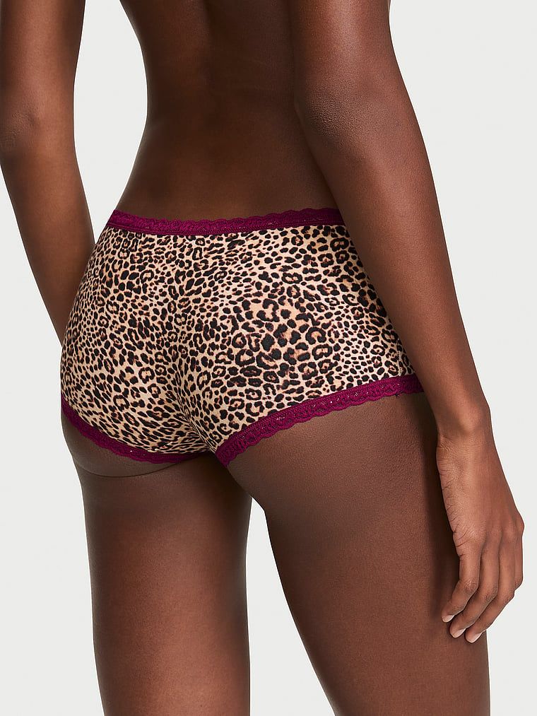 Bavlněné kraťasy s krajkou na okrajích, krajkové šortky s lemováním Boyshort. Produkt má vzorovanou barvu a pochází z kolekce Lace Trim.