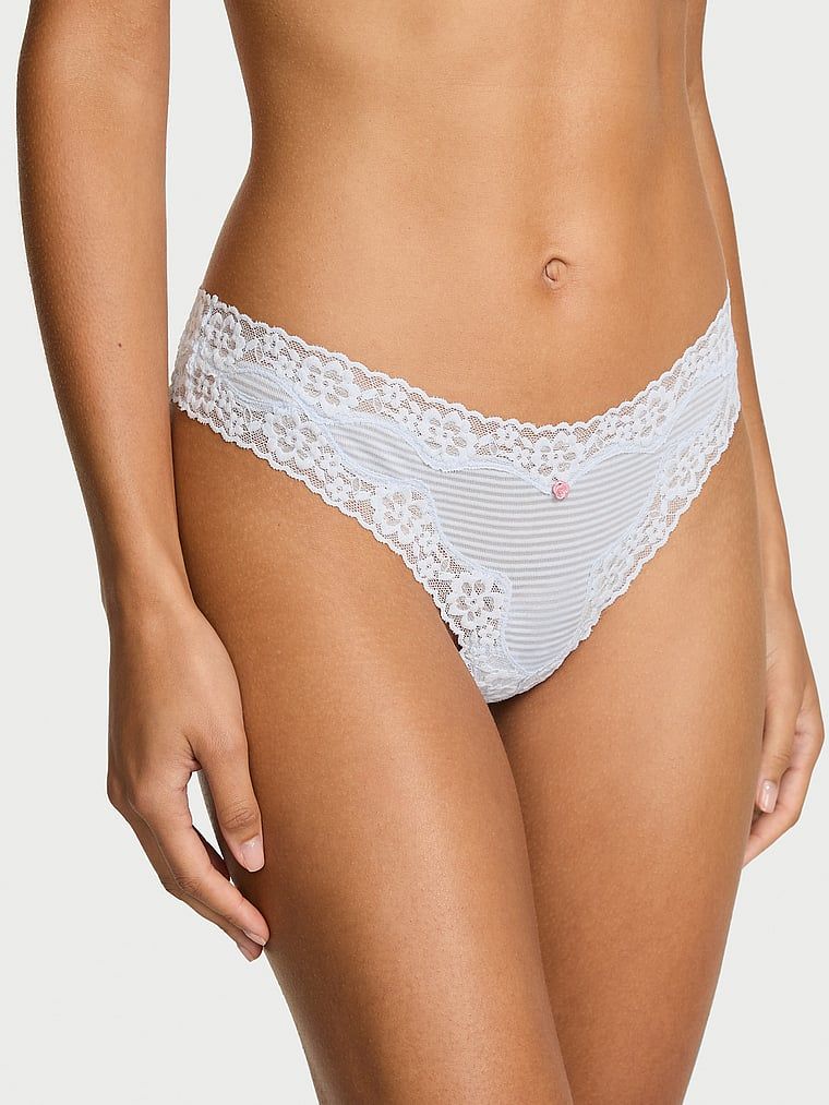 Pruhovaná bavlněná tanga s krajkou na okrajích. Výrobek má modrou barvu a pochází z kolekce Lace Trim.
