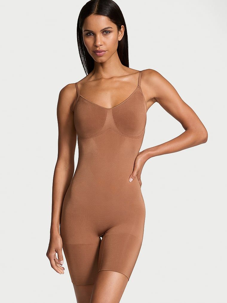 Tvarovací overal Shapewear od Victoria s kraťasy. Výrobek je hnědý a pochází z kolekce Victoria's Secret.
