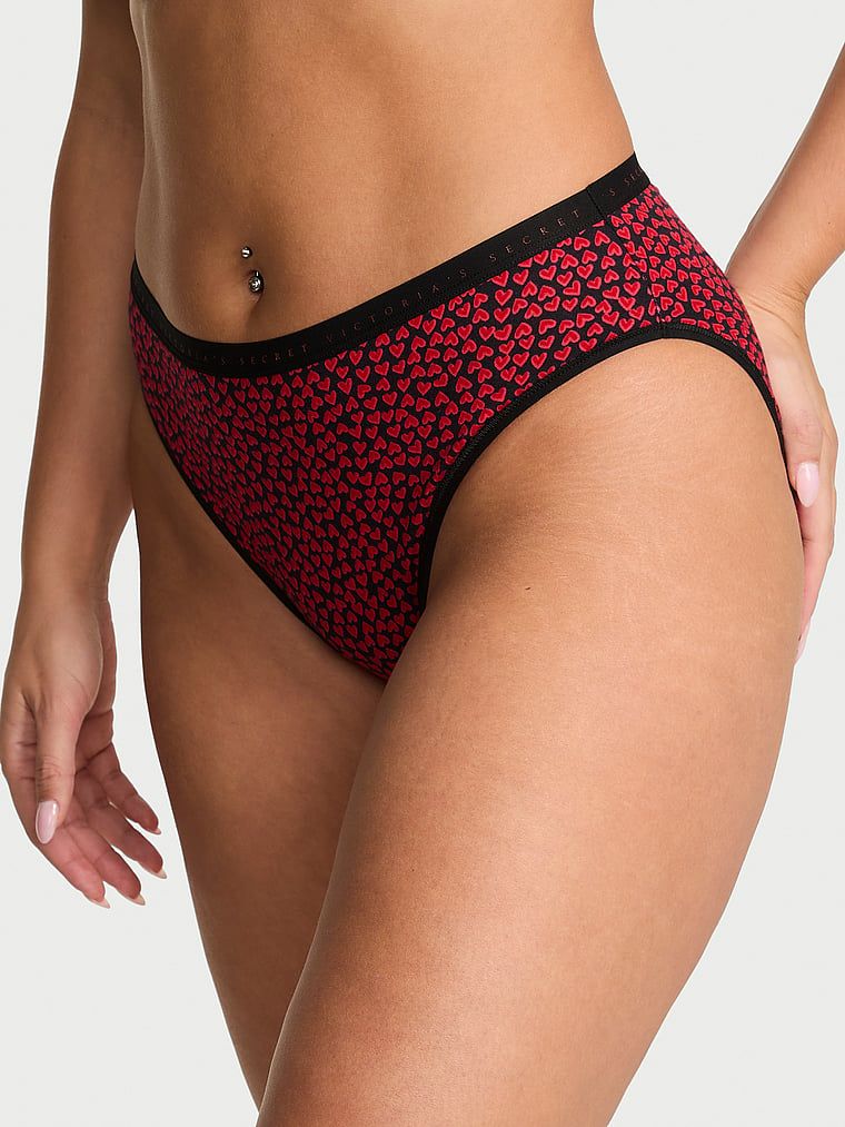 Bavlněné slipy s vysoko střiženými nohavičkami. Produkt je vzorovaný a pochází z kolekce Victoria's Secret.