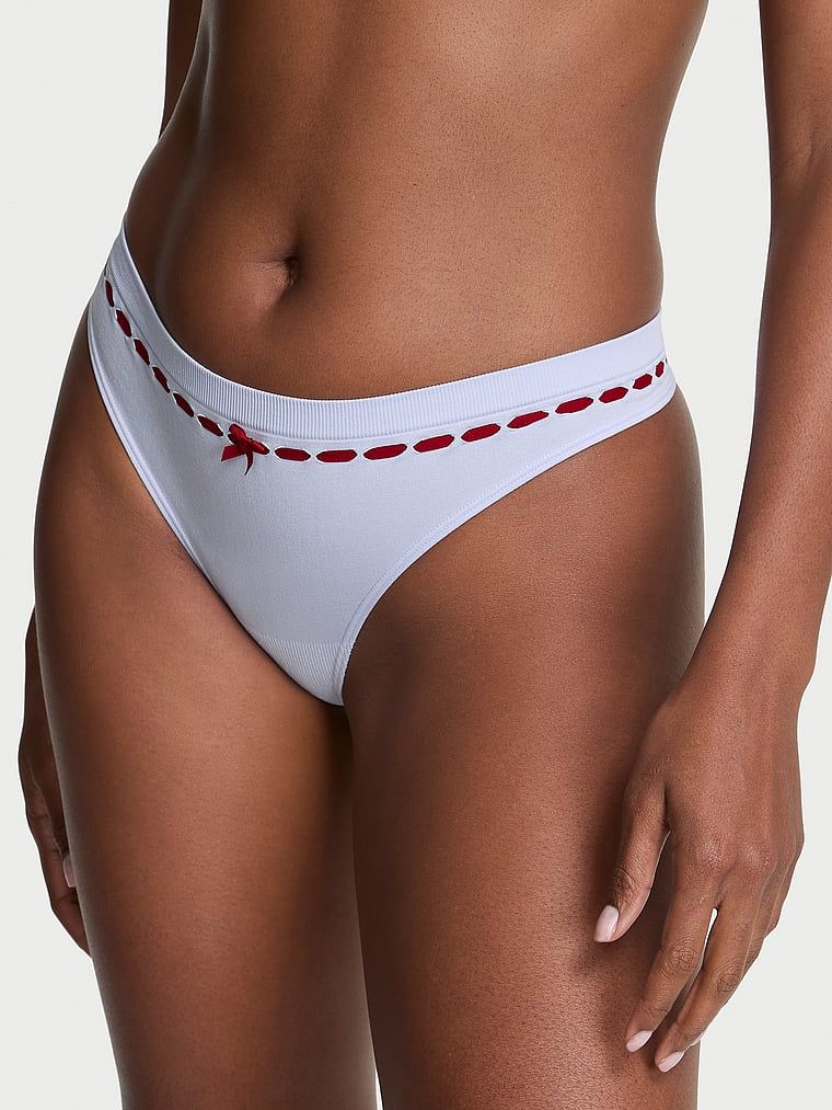 Tanga s bezšvovým otvorem na stuhu. Produkt je fialové barvy a pochází z kolekce Seamless.