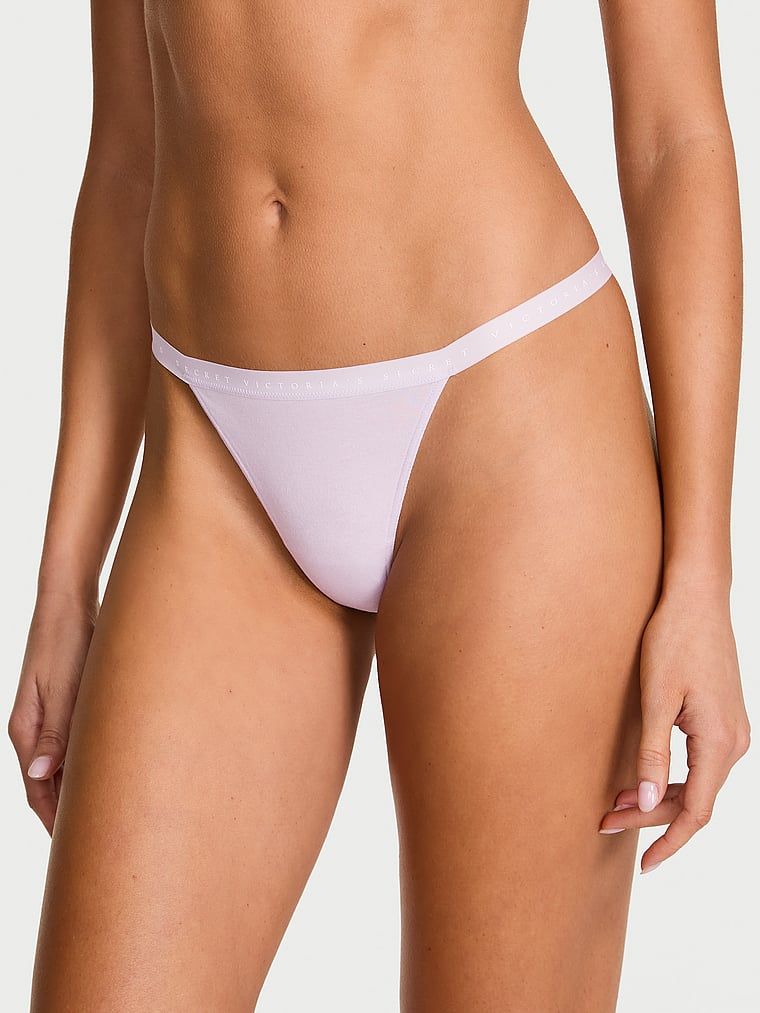 Pružné bavlněné tanga. Produkt je fialové barvy a pochází z kolekce Victoria's Secret.