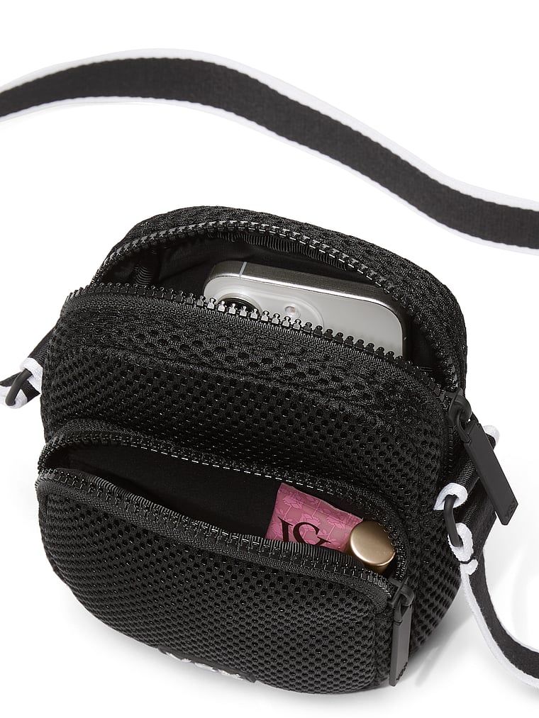 Miniaturní sportovní taška VSX Crossbody. Produkt je černý a pochází z kolekce Victoria's Secret.
