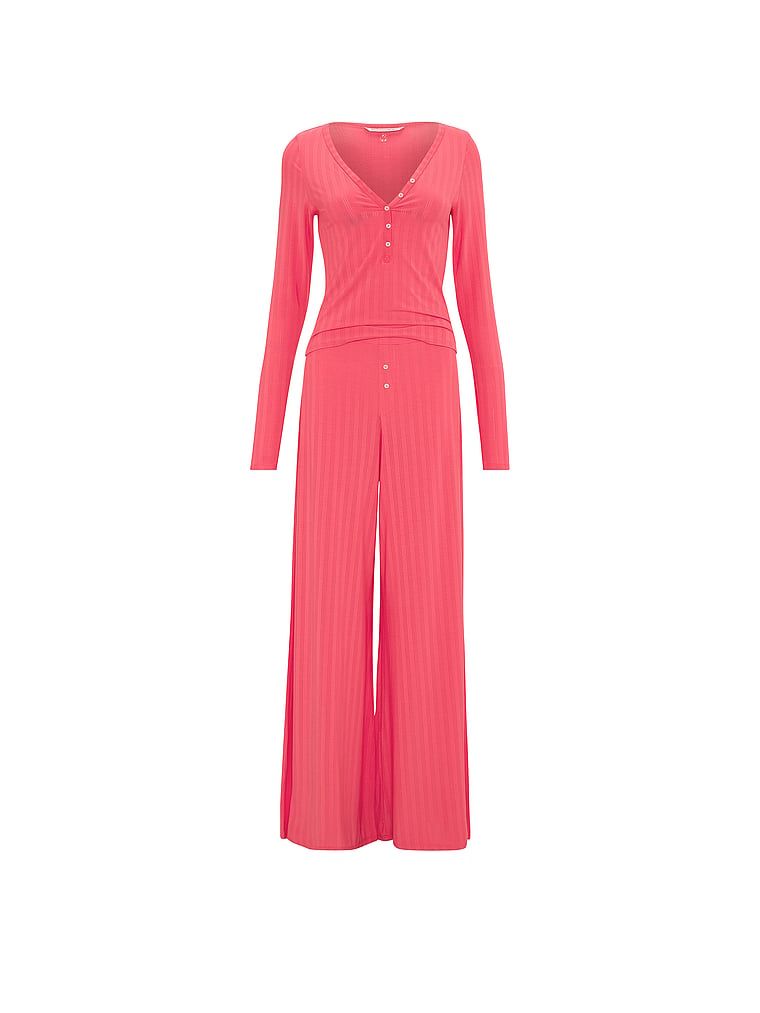 Pyžamo vyrobené ze SoSoft modalu. Produkt je červené barvy a pochází z kolekce Victoria's Secret.