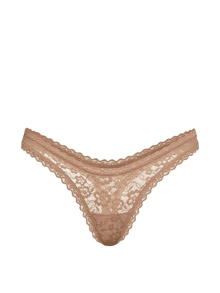 Ultra-Mini Scoop krajkové tanga. Produkt je béžové barvy a pochází z kolekce Lacie.