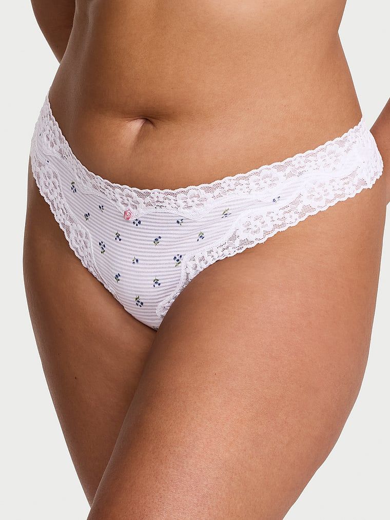 Pruhované bavlněné tanga s krajkou na okrajích. Produkt má květinový vzor a pochází z kolekce Lace Trim.