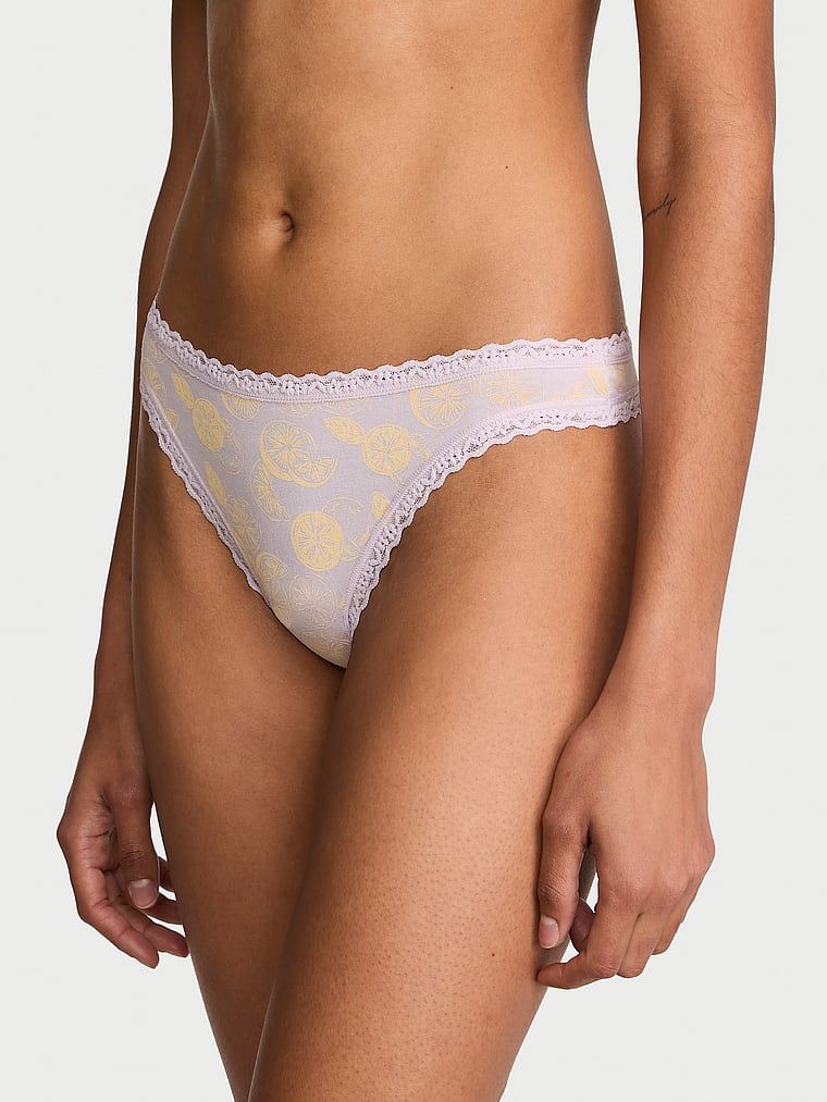 Bavlněné tanga s krajkou na okrajích Lace-Waist. Produkt je vzorovaný a pochází z kolekce Lace Trim.