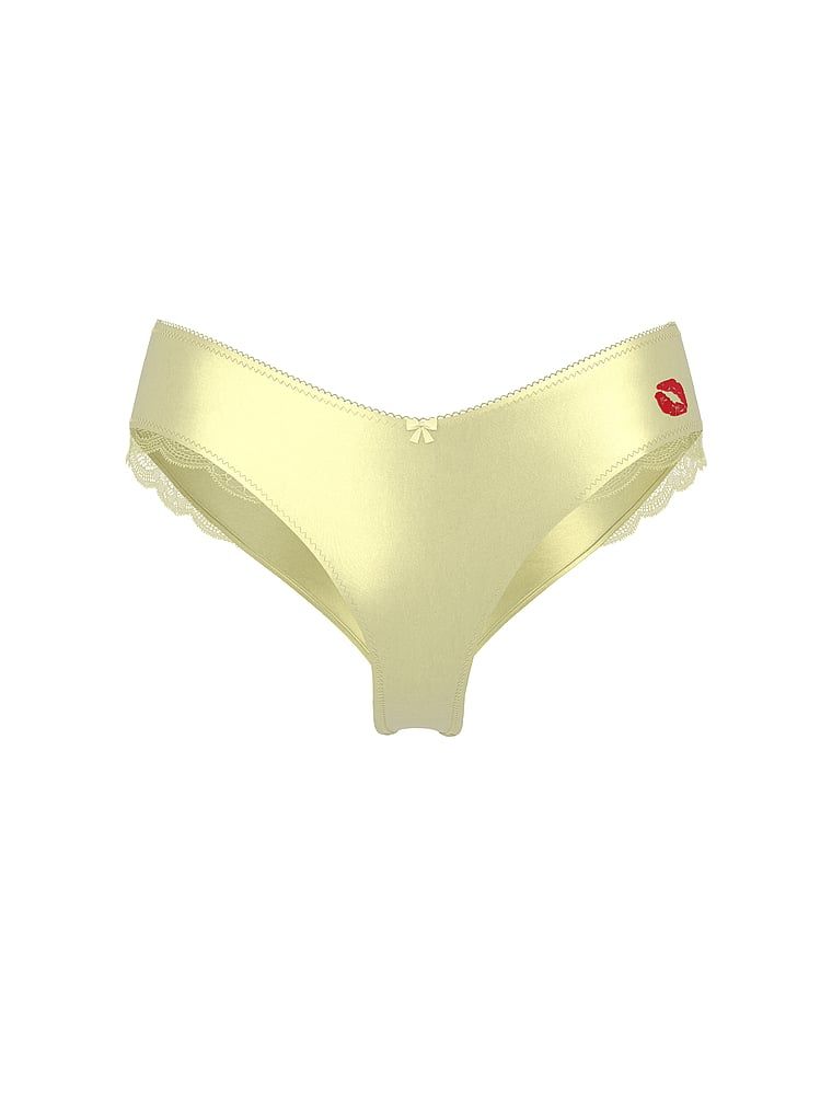 Satenové kalhotky s vysoko střiženými nohavičkami Tease Kiss Cheeky. Produkt je žluté barvy a pochází z kolekce Victoria's Secret.