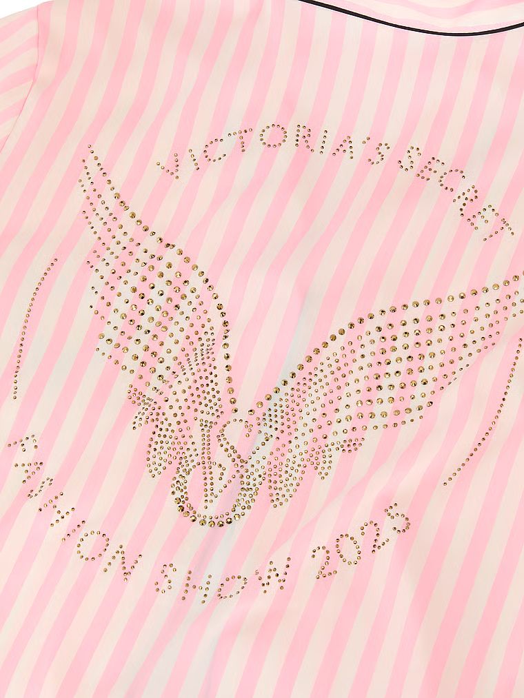 Saténové pyžamo s dlouhým rukávem VSFS 2025. Produkt je vzorovaný a pochází z kolekce Victoria's Secret.