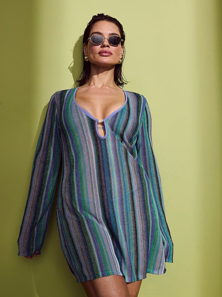 Plážové mini šaty s lesklým úpletem na pláž. Produkt je vzorovaný a pochází z kolekce Victoria's Secret Swim.