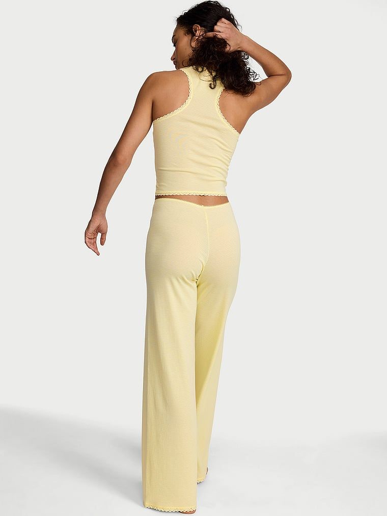 Bavlněná spací souprava – top a kalhoty Shadow Stripe. Produkt je žluté barvy a pochází z kolekce Victoria's Secret.