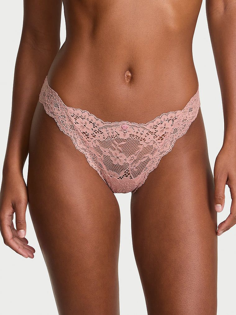 Krajková krajková tanga. Produkt je růžový a pochází z kolekce Body by Victoria.