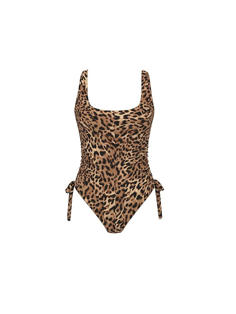 Jednocelá plavky Essential Itsy. Produkt je vzorovaný a pochází z kolekce Victoria's Secret Swim.