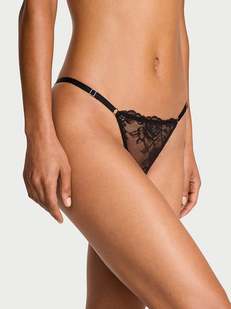 Krajková tanga s nastavitelnými ramínky Rose Lace V-String. Produkt je černý a pochází z kolekce Body by Victoria.