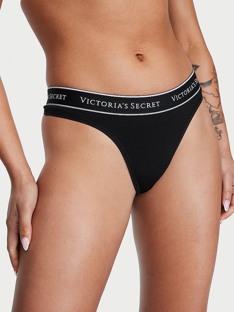 Bavlněná tanga s logem v pase. Výrobek je černý a pochází z kolekce Cotton.