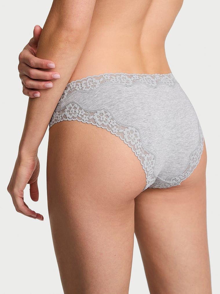 Bavlněné kalhotky s krajkovými bikinami s krajkovým lemováním. Produkt je šedé barvy a pochází z kolekce Lace Trim.