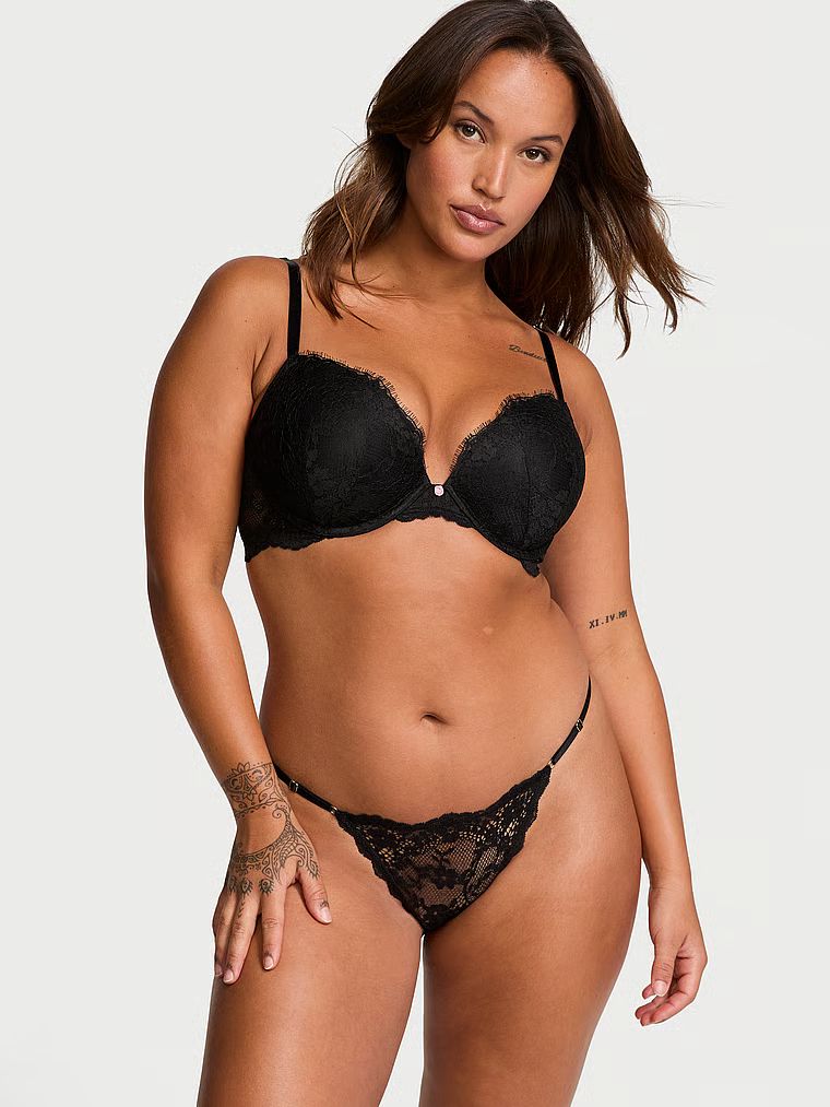 Krajková tanga s nastavitelnými řemínky Lace V-String. Produkt je černý a pochází z kolekce Dream Angels.