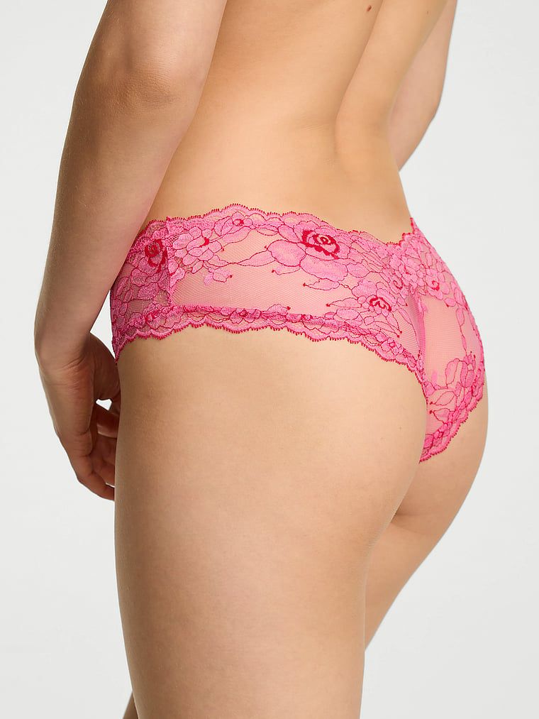 Krajkové kalhotky s vysoko střiženými nohavičkami Rose Lace Cheeky. Produkt je vícebarevný a pochází z kolekce Very Sexy.