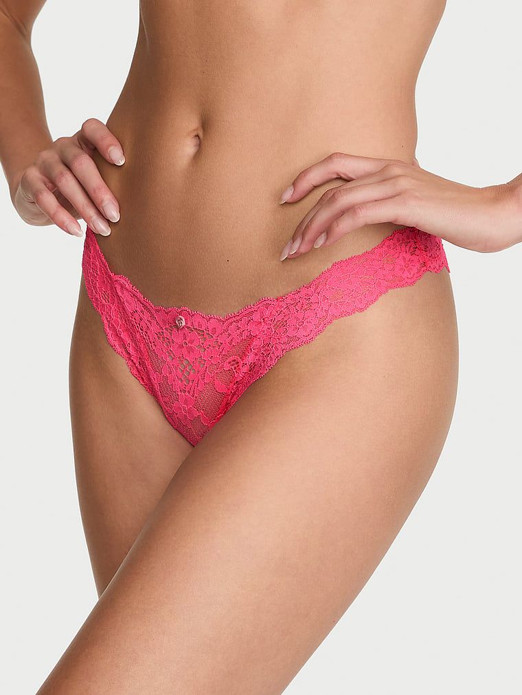 Brazilské krajkové kalhotky. Produkt je růžové barvy a pochází z kolekce Dream Angels.