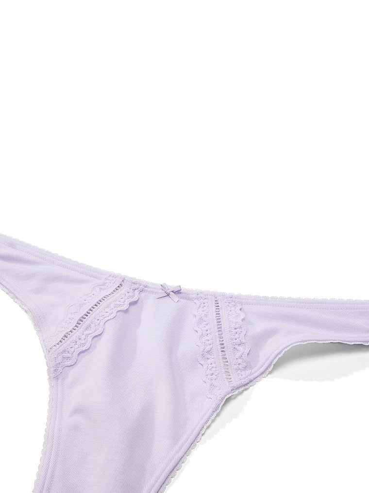 Bavlněné tanga s vložkami na krajku. Produkt je fialové barvy a pochází z kolekce Victoria's Secret.