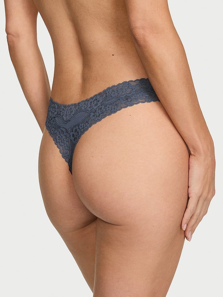 Pruhované bavlněné tanga s krajkou na okrajích. Produkt je modré barvy a pochází z kolekce Lace Trim.