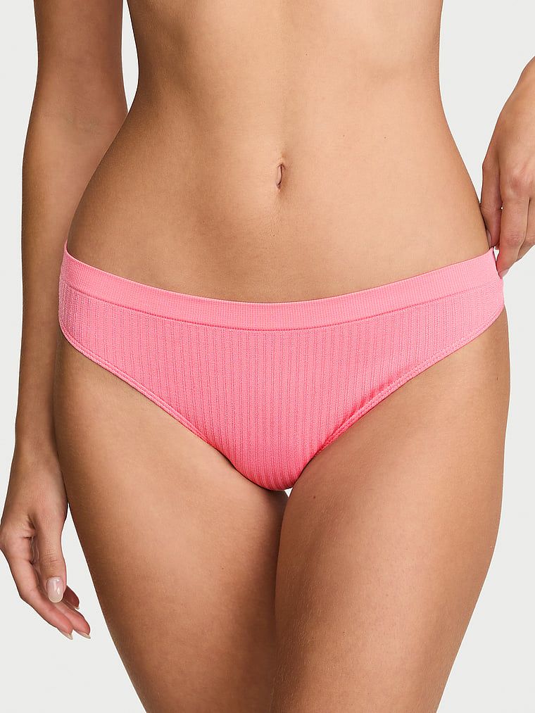 Tanga bez švu na průsvitném žebru. Produkt je růžové barvy a pochází z kolekce Seamless.