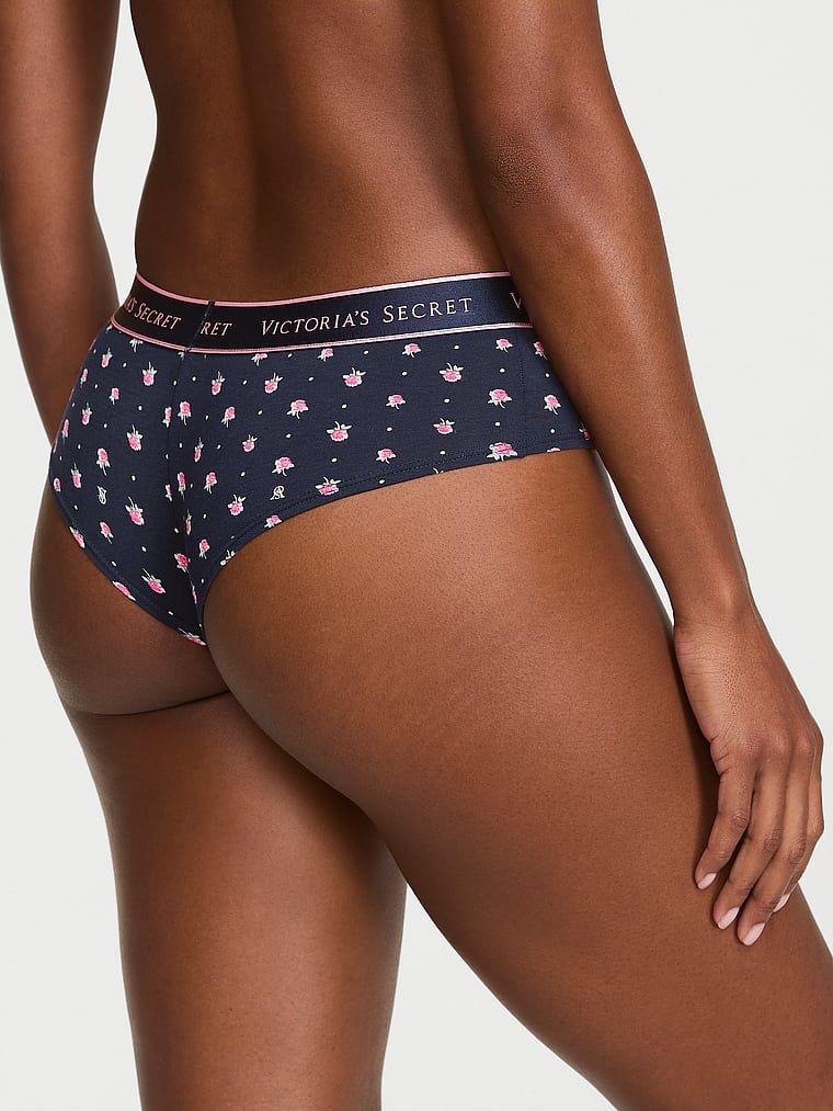 Bavlněné kalhotky s logem Cheeky v pase. Produkt je květinové barvy a pochází z kolekce Cotton.