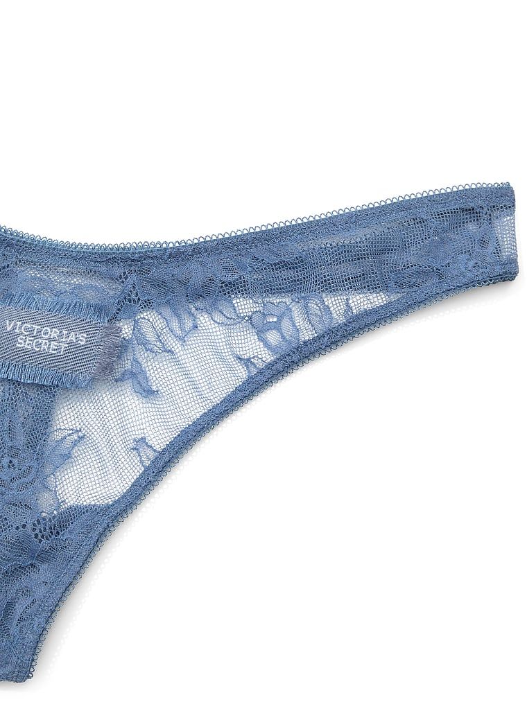 Džínové krajkové tanga s náplastí. Produkt je modré barvy a pochází z kolekce Very Sexy.
