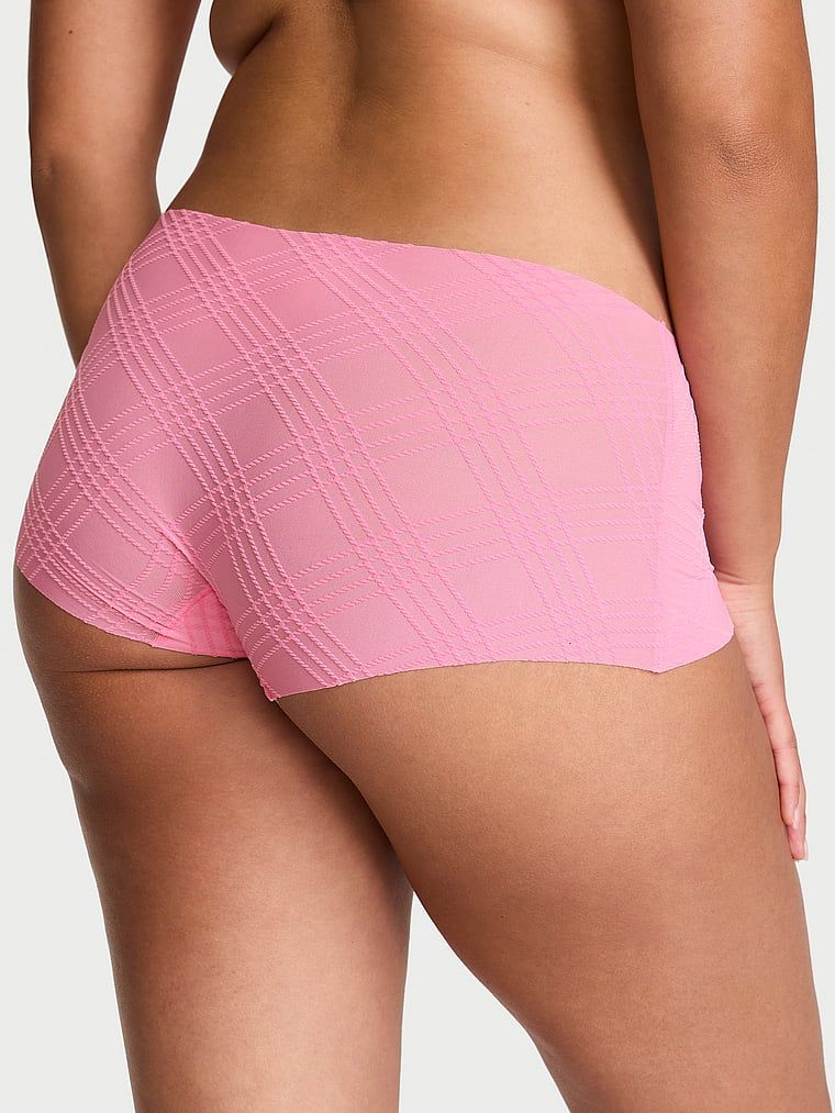 Kostkované síťované kalhotky No-Show kostkované klukaty Boyshorts. Produkt má vzorovanou barvu a pochází z kolekce No-Show.