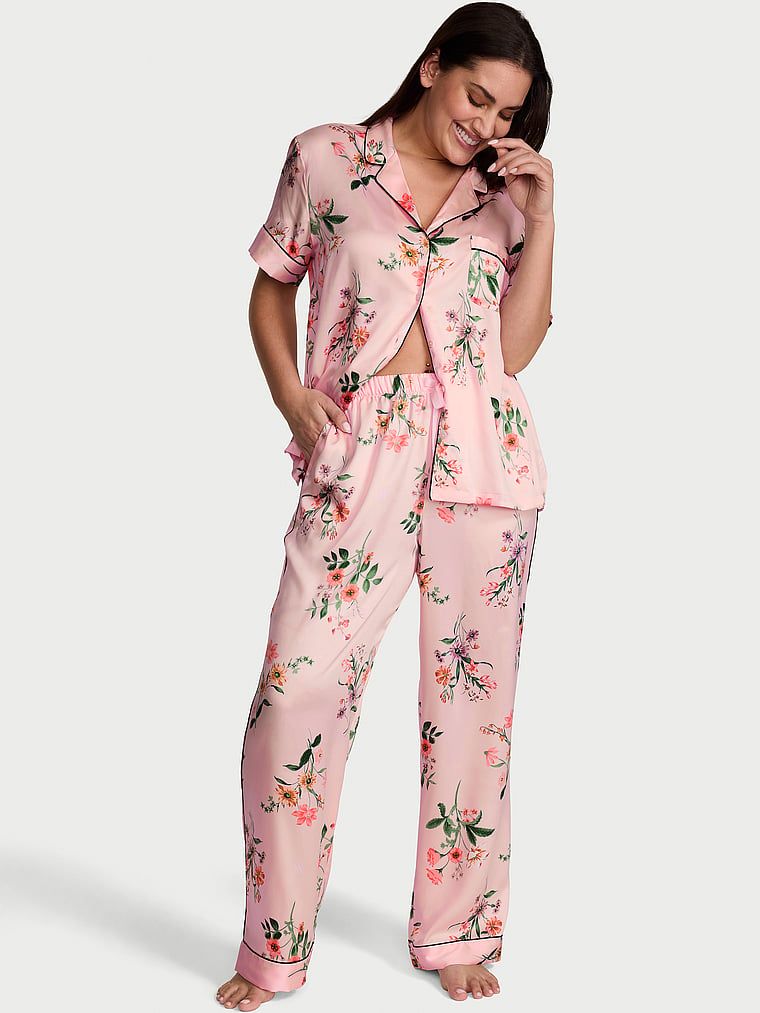 Lesklé saténové pyžamo s krátkými rukávy a dlouhé kalhoty s glazovaným saténem. Produkt má květinový vzor a pochází z kolekce Victoria's Secret.