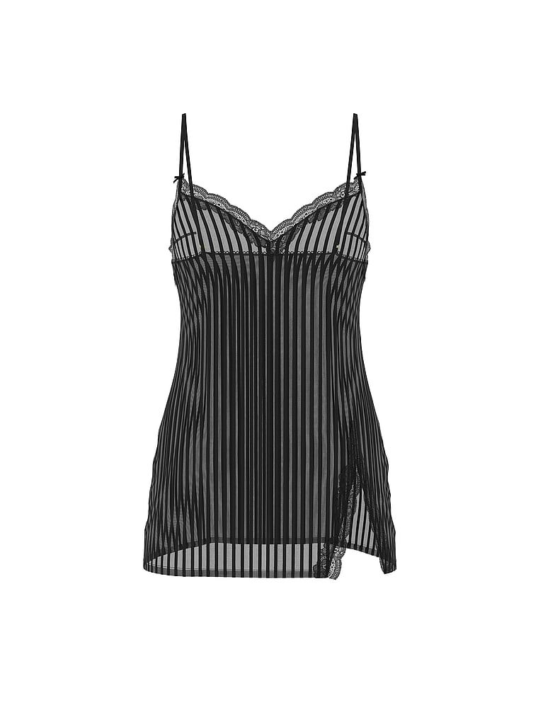 Tease průsvitnou pruhovanou noční košili. Produkt je černý a pochází z kolekce Victoria's Secret.