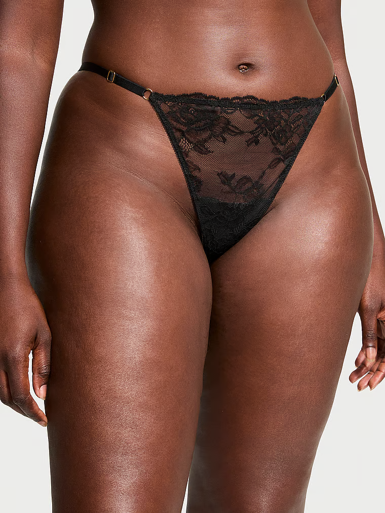 Krajková tanga s nastavitelnými ramínky Rose Lace V-String. Produkt je černý a pochází z kolekce Very Sexy.