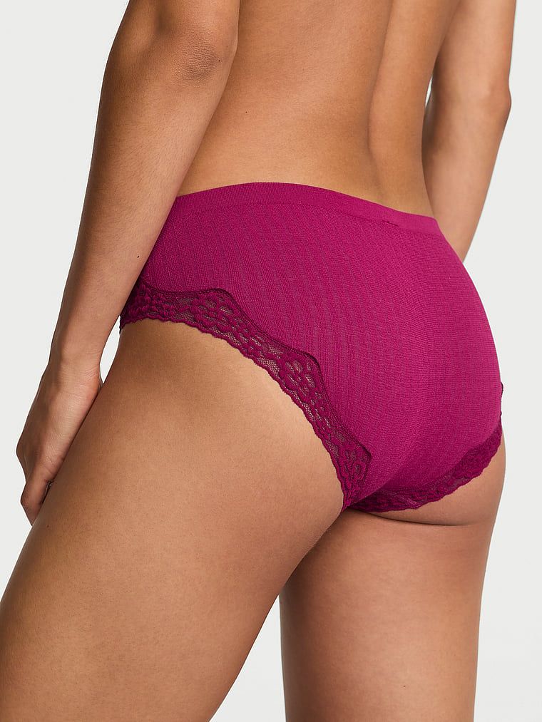 Kalhotky s krajkou na okrajích Seamless Rib Hiphugger. Produkt je růžový a pochází z kolekce Body by Victoria.