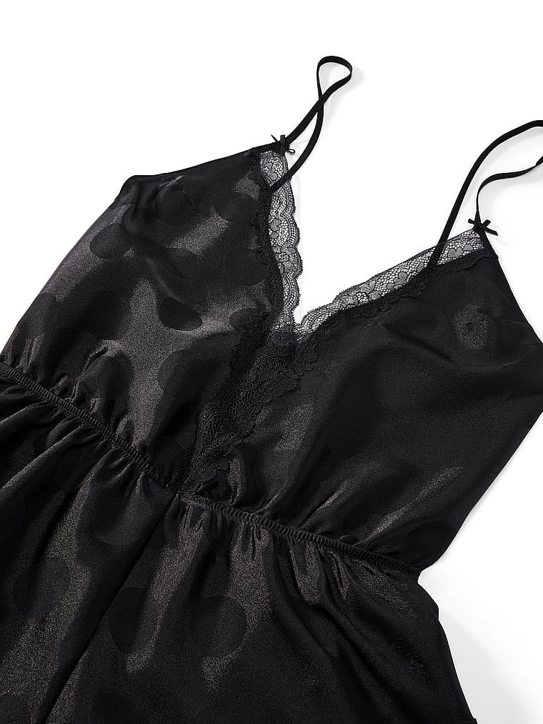 Tease Dot saténový pyžamový oblek. Produkt je černý a pochází z kolekce Victoria's Secret.
