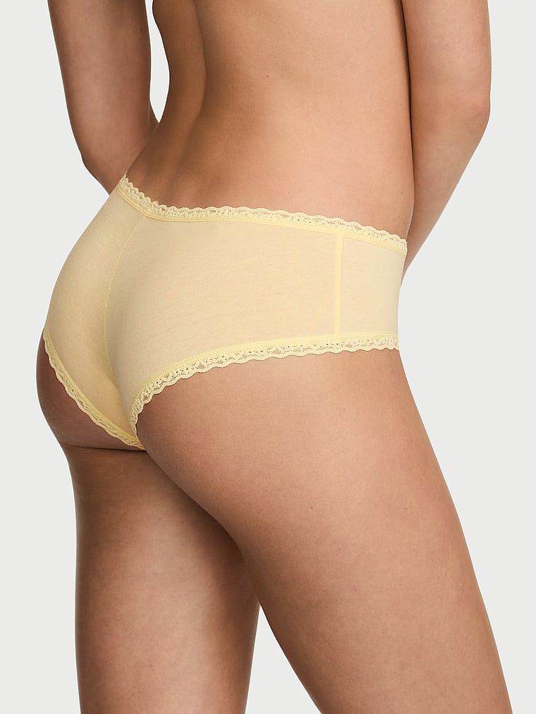 Bavlněné kalhotky s krajkou na okrajích Lace-Waist Cheeky. Produkt je žluté barvy a pochází z kolekce Lace Trim.