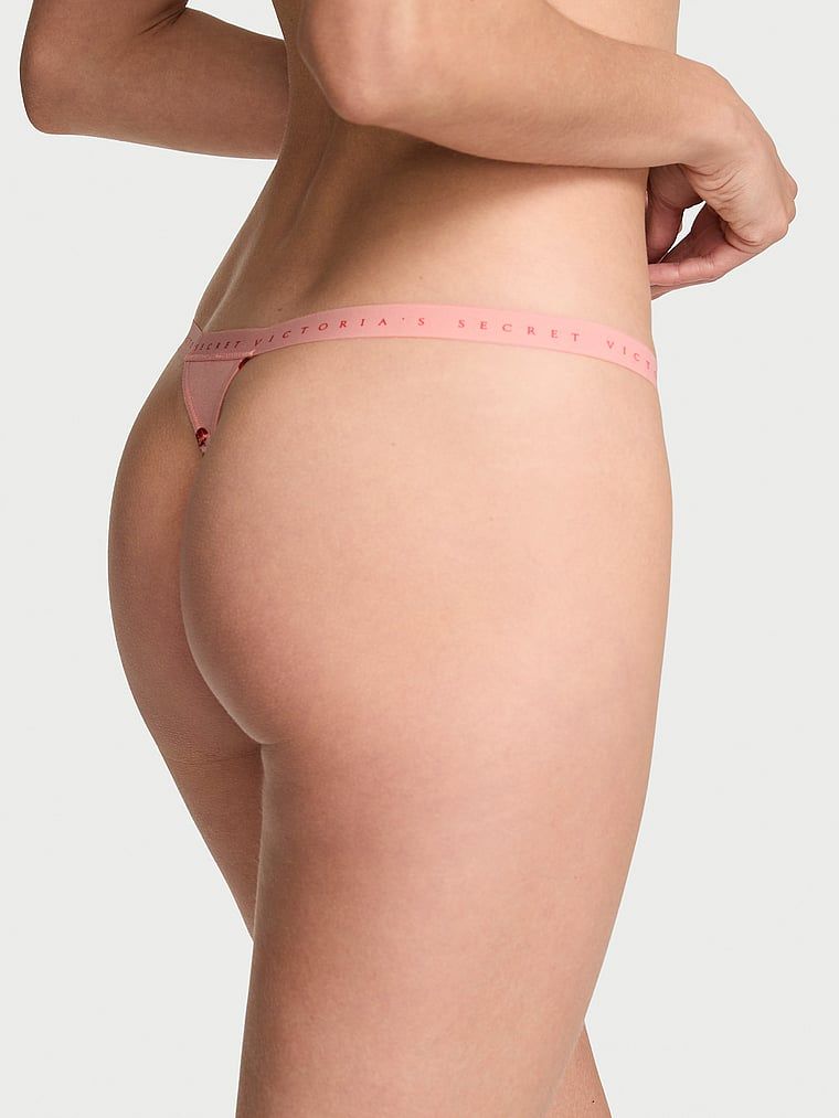 Pružné bavlněné tanga. Produkt má vzorovanou barvu a pochází z kolekce Victoria's Secret.